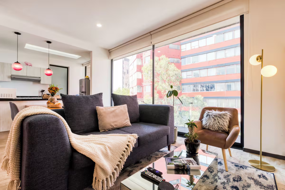 Departamento Clásico — sala con ventanales y vista a la ciudad en MEDELLIN by Mr W