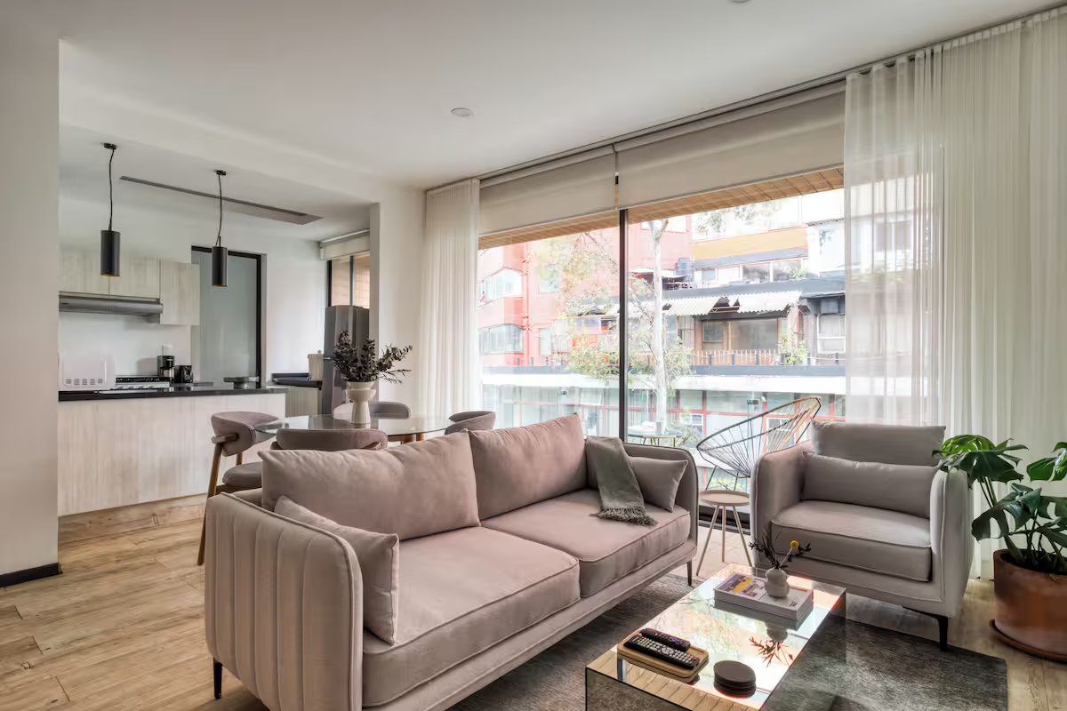 Departamento Elite — sala con balcón privado y vista a la ciudad en MEDELLIN by Mr W