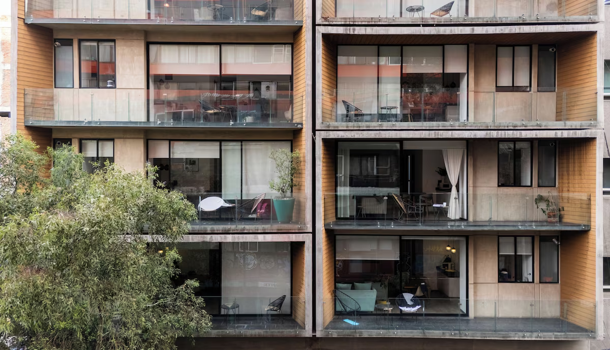 Fachada del edificio MEDELLIN by Mr W con balcones de vidrio y diseño contemporáneo, Roma Norte CDMX