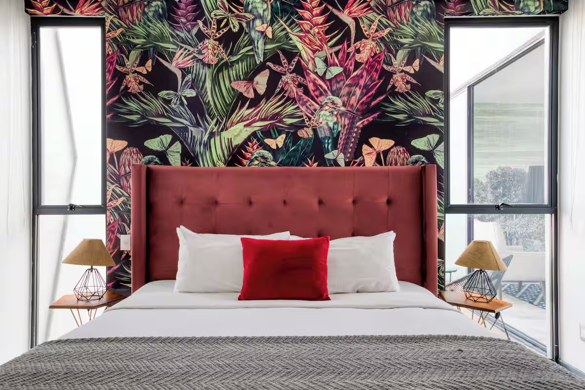 Departamento Superior Balcón — recámara con cabecera terracota y papel tapiz tropical con balcón privado en MEDELLIN by Mr W